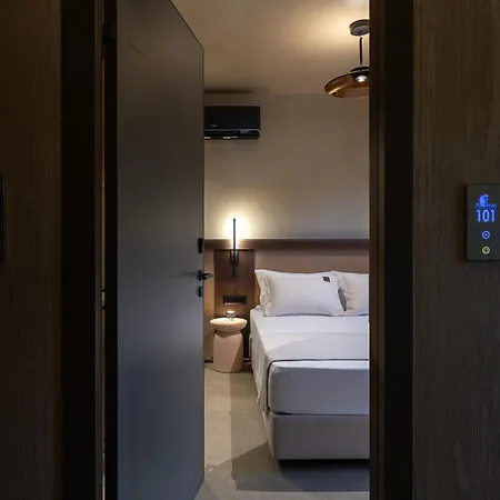 Pournari Center 公寓式酒店 3*